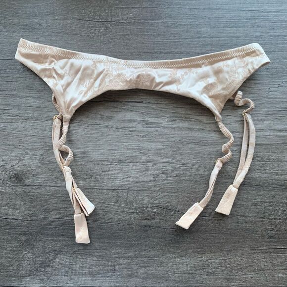 Victoria’s Secret Dream Angels Satin Garter Belt - Picture 1 of 5